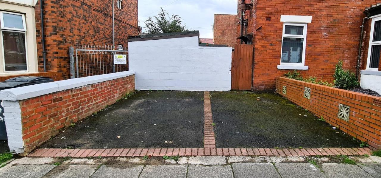 Tower Views 2 Bedroom House With Private Parking Blackpool Exterior foto