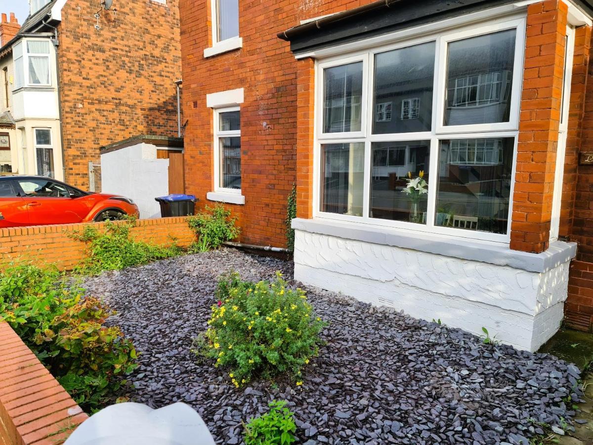 Tower Views 2 Bedroom House With Private Parking Blackpool Exterior foto