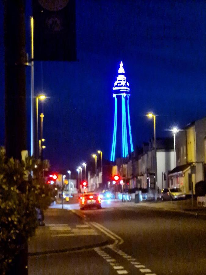 Tower Views 2 Bedroom House With Private Parking Blackpool Exterior foto