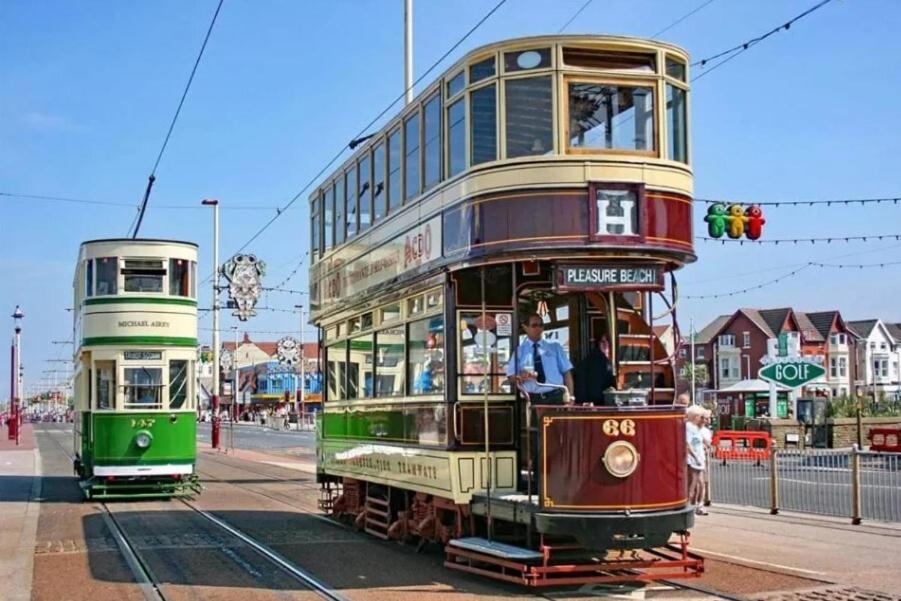 Tower Views 2 Bedroom House With Private Parking Blackpool Exterior foto